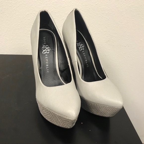 Rock & Republic Faux Snakeskin Gray Wedges - Picture 5 of 6